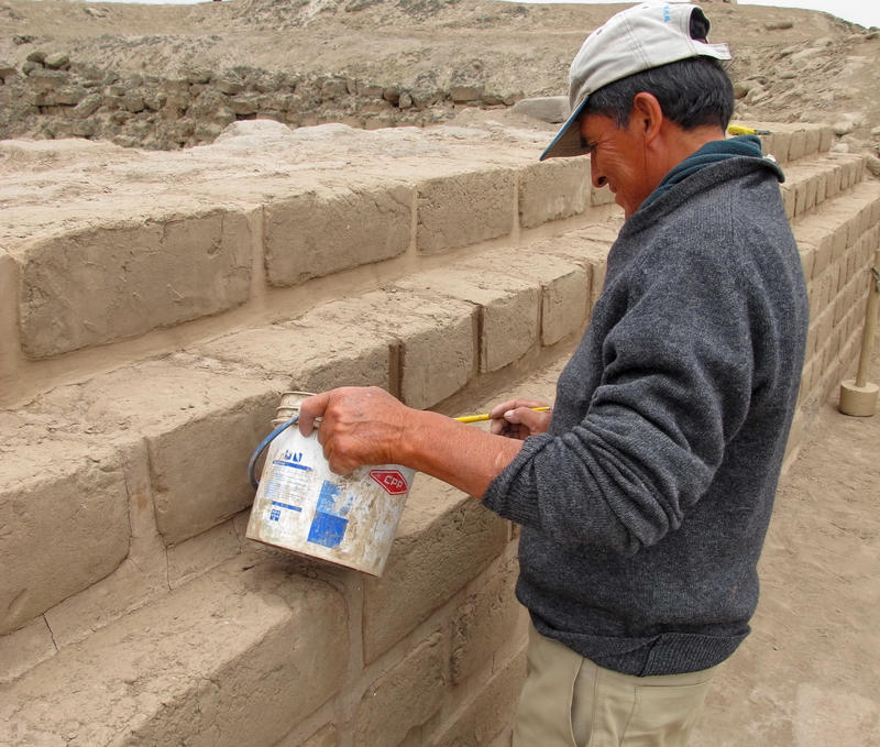 Trabajando a mano contra la erosión y el paso del tiempo Trabajando a mano contra la erosión y el paso del tiempo