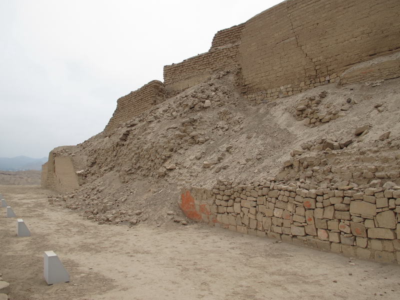 Muros derrumbados en el Templo del Sol Muros derrumbados en el Templo del Sol