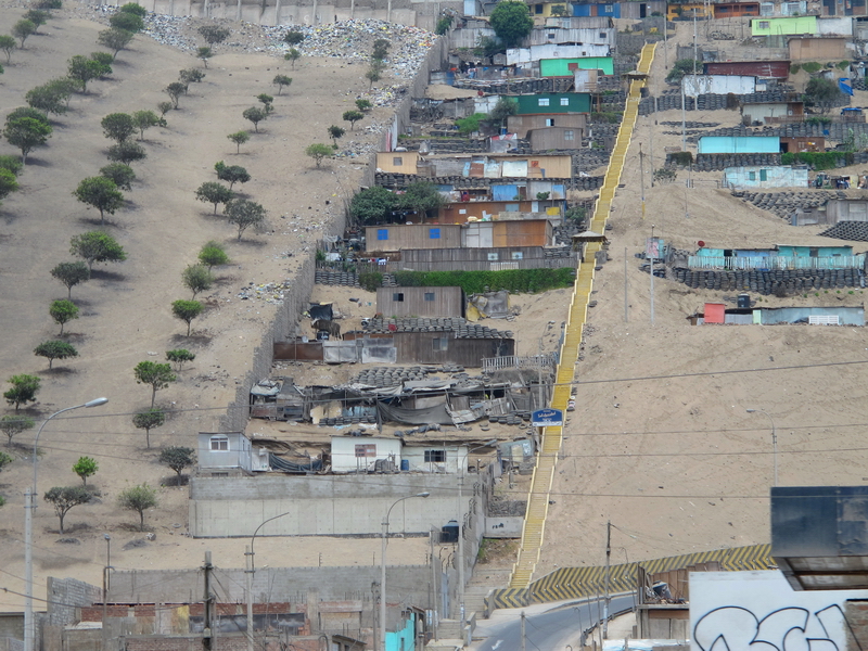Viviendas precarias en las laderas de arena del barrio del Chorrillo Viviendas precarias en las laderas de arena del barrio del Chorrillo