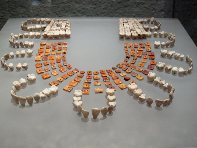 Collar hecho a base de cuentas de piedra, molares y dientes humanos Collar hecho a base de cuentas de piedra, molares y dientes humanos