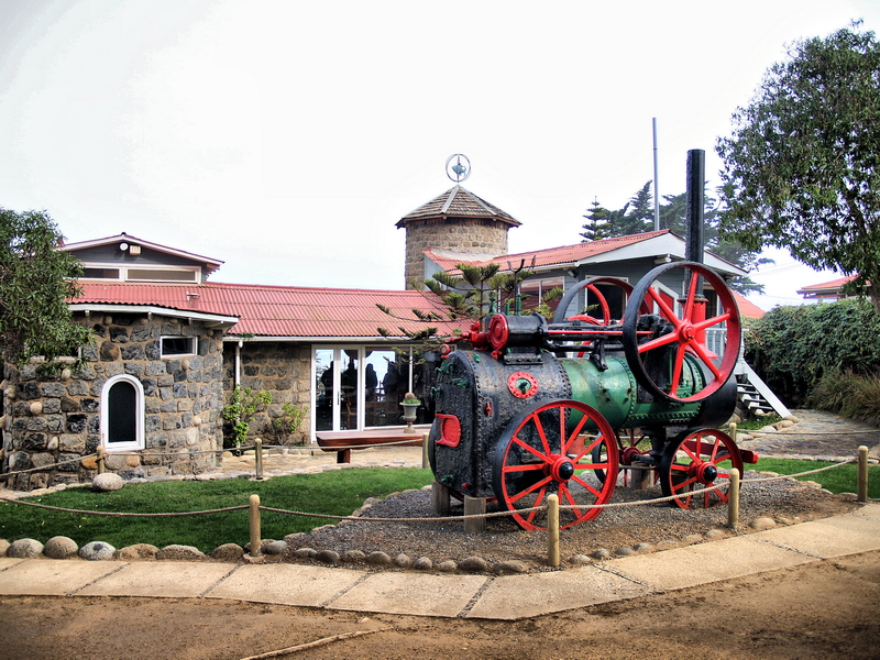 El Locomóvil y entrada a la casa de Isla Negra El Locomóvil y entrada a la casa de Isla Negra