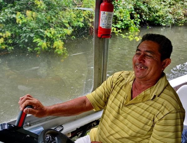 El Sr. Justo manejando habilmente su lancha El Sr. Justo manejando habilmente su lancha