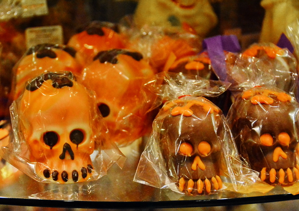 Calaveritas de azúcar en una pastelería Calaveritas de azúcar en una pastelería