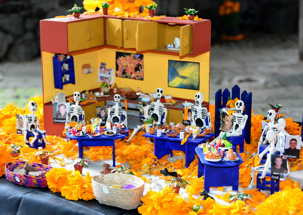 Ofrenda representando un salón con una reunión de familiares y amigos Ofrenda representando un salón con una reunión de familiares y amigos