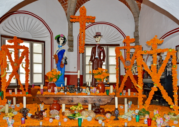 Altar decorado con flores de cempasúchitl Altar decorado con flores de cempasúchitl