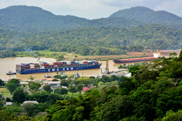 Cruce de barcos en el Canal de Panamá Cruce de barcos en el Canal de Panamá
