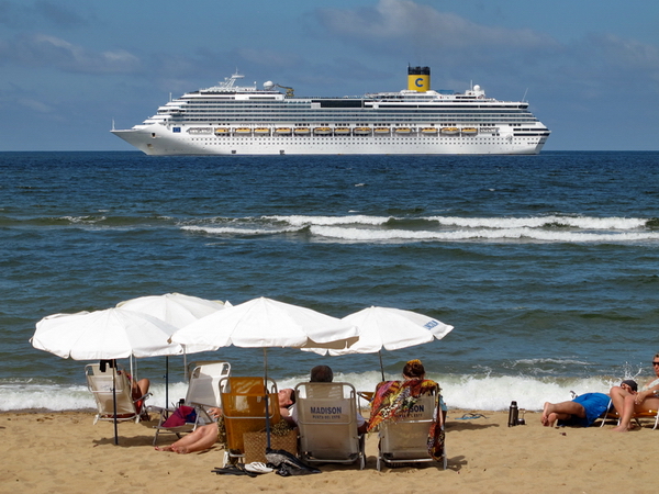 Crucero frente a Playa Mansa Crucero frente a Playa Mansa