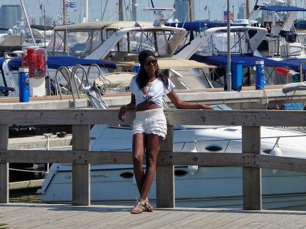 Modelo posando frente al puerto deportivo Modelo posando frente al puerto deportivo