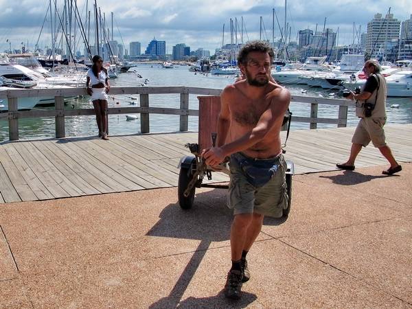 Posando, y trabajando, en el puerto deportivo Posando, y trabajando, en el puerto deportivo