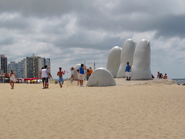 Los Dedos, La Mano, Monumento al ahogado u Hombre emergiendo a la vida en Playa Brava Los Dedos, La Mano, Monumento al ahogado u Hombre emergiendo a la vida en Playa Brava