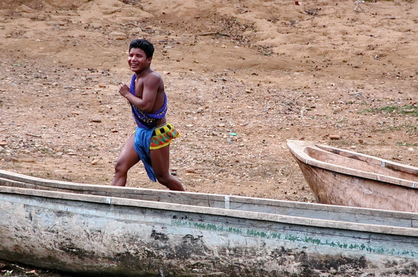 Joven Embera saludando Joven Embera saludando