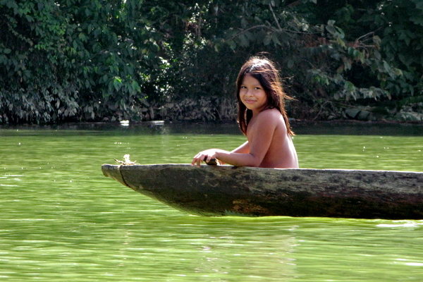 Niña Embera en una canoa Niña Embera en una canoa