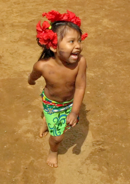 La inocente alegría de una niña Embera La inocente alegría de una niña Embera