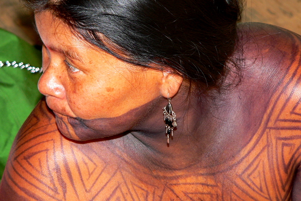 Mujer Embera con pinturas de jagua Mujer Embera con pinturas de jagua