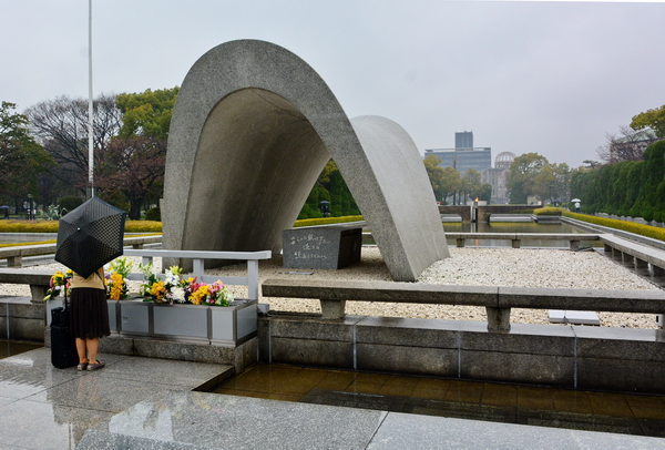Rezando por las víctimas en el Parque Memorial de la Paz Rezando por las víctimas en el Parque Memorial de la Paz