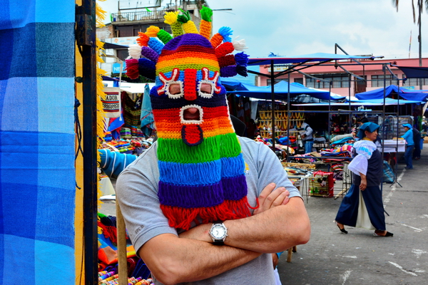 Con una máscara Aya Uma en el Mercado de Artesanías de Otavalo Con una máscara Aya Uma en el Mercado de Artesanías de Otavalo