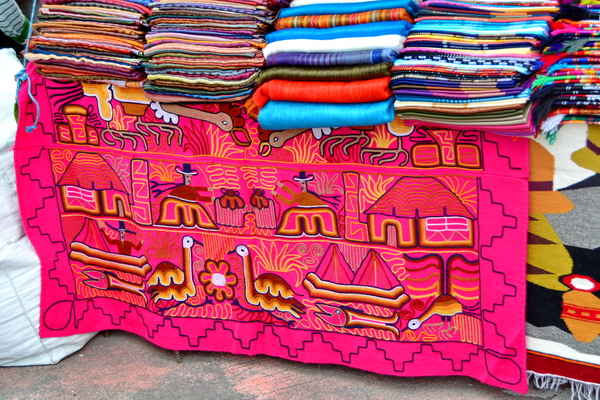 Telas en el Mercado de Artesanías de Otavalo 1 Telas en el Mercado de Artesanías de Otavalo 1