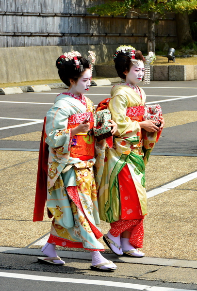 Maikos por las calles de Arashiyama Maikos por las calles de Arashiyama