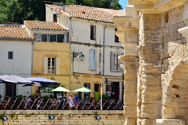 Junto a Les Arenes de Arles Junto a Les Arenes de Arles