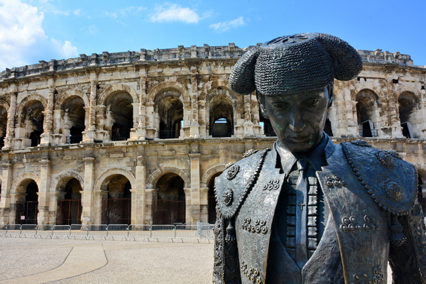 Escultura de un torero frente a Les Arenes de Nimes, el anfiteatro romano. Escultura de un torero frente a Les Arenes de Nimes, el anfiteatro romano.