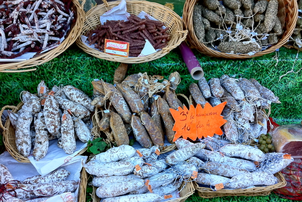 Embutidos de jabalí en el mercado del sábado en Brignoles Embutidos de jabalí en el mercado del sábado en Brignoles