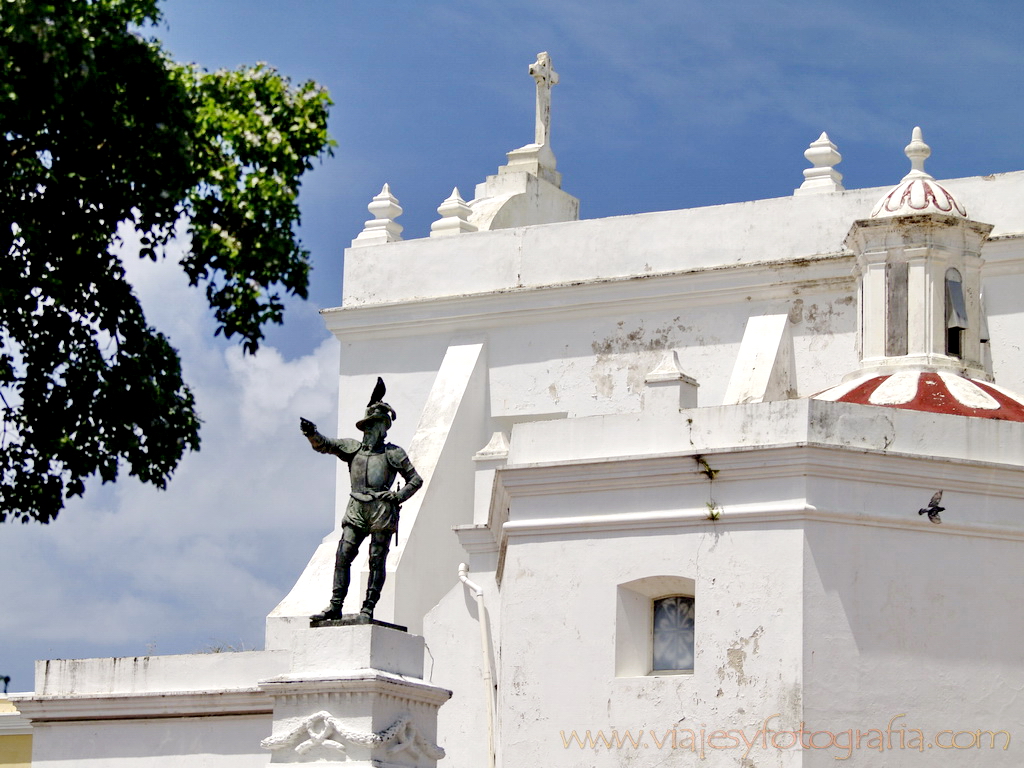 Estatua de Ponce de León en la Plaza de San José Estatua de Ponce de León en la Plaza de San José