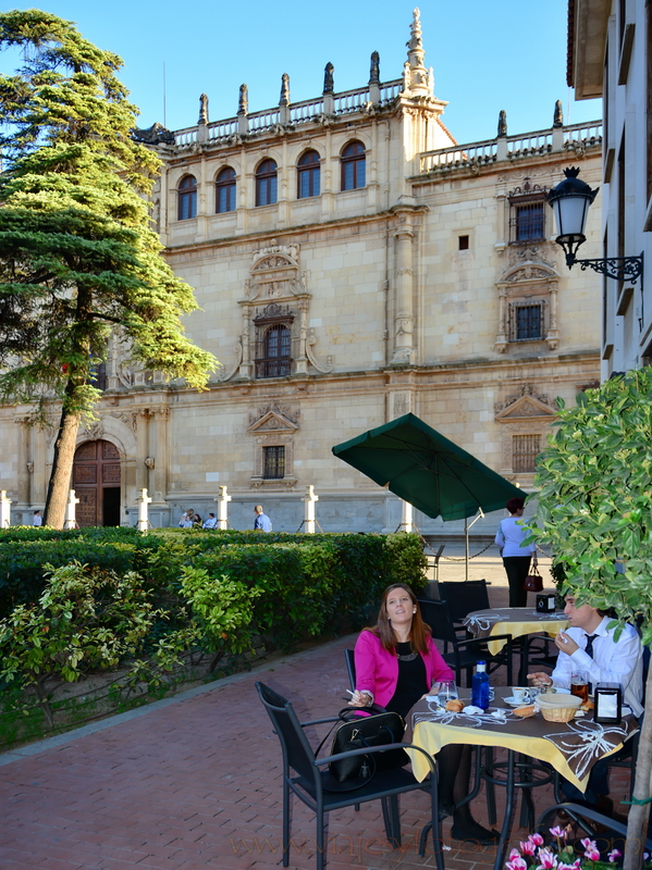 Terraza frente a la Universidad de Alcalá Terraza frente a la Universidad de Alcalá