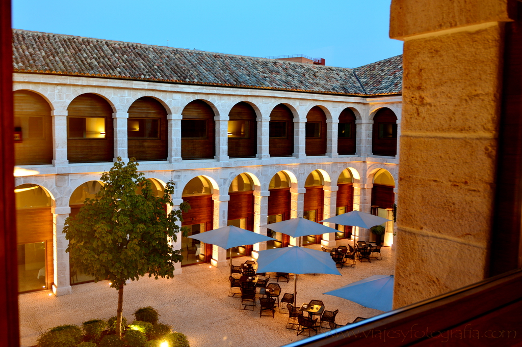 Patio interior del Parador de Alcalá de Henares Patio interior del Parador de Alcalá de Henares