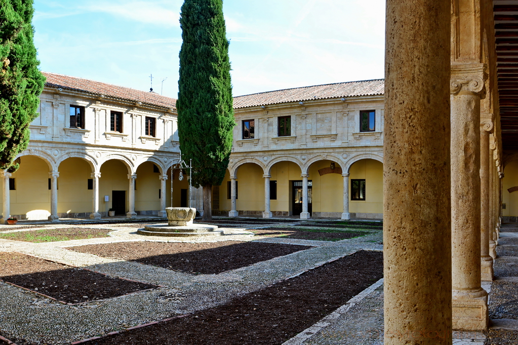 Patio de la Universidad de Alcalá Patio de la Universidad de Alcalá