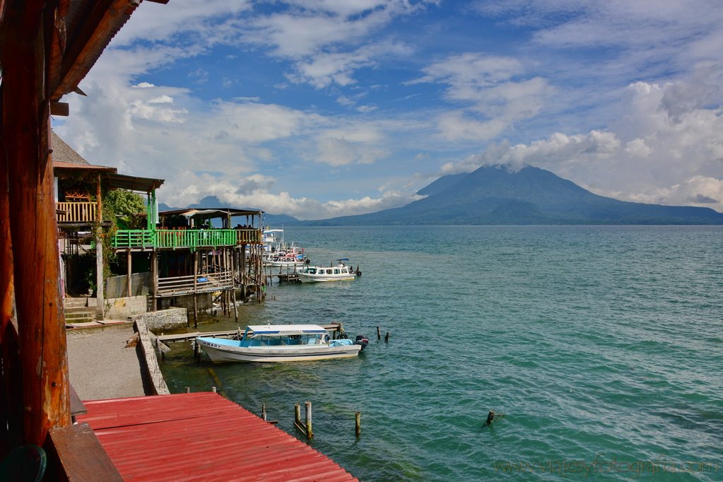 El lago Atitlán, uno de los lagos más hermosos del mundo, está en Guatemala