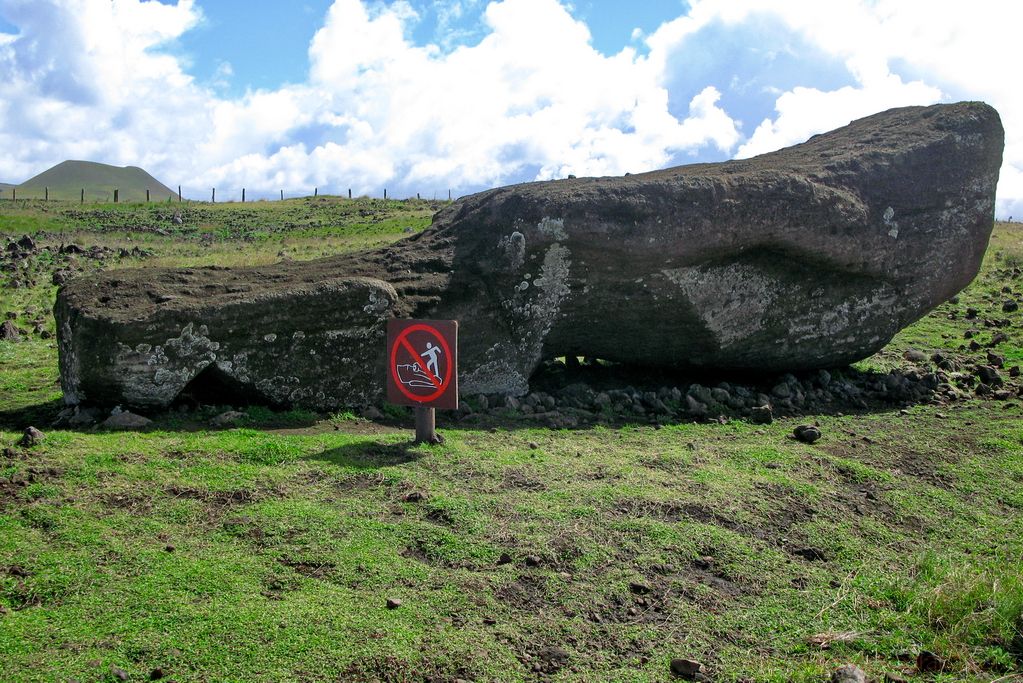 rapa-nui-moai-tumbado