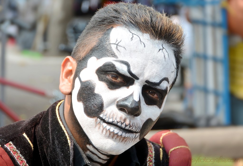 El Día de Muertos en Ciudad de México encontré a este joven maquillándose para la fiesta el Desfile de Catrinas. Le pedí que no sonriera para mantener su aspecto temible. ISO 100, focal 50 mm., f/4, 1/125 seg. 