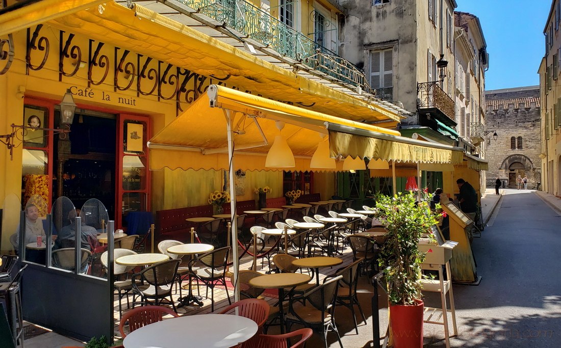 arles-cafe-la-nuit