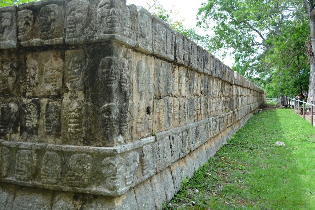 tzompantli-chichen-itza-2