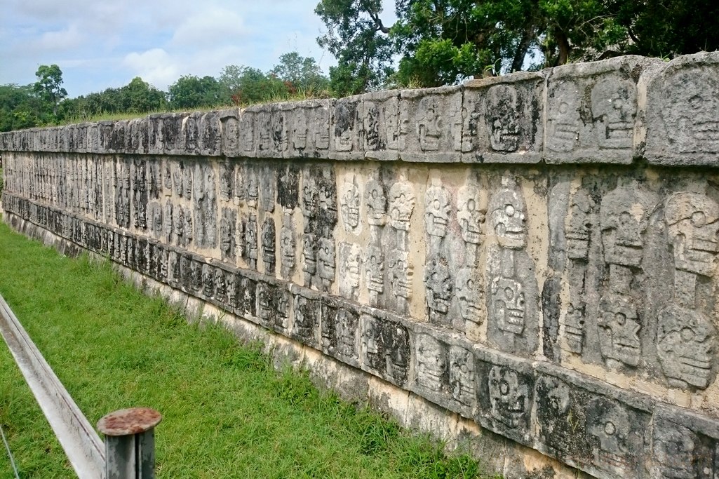 tzompantli-chichen-itza-1