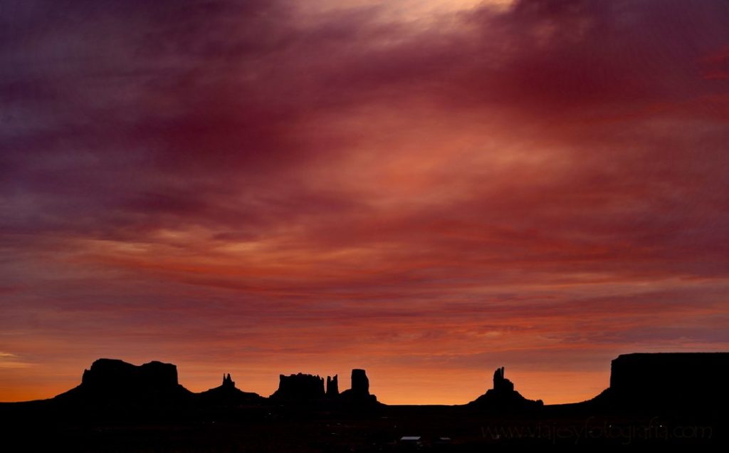 monument-valley-sunrise