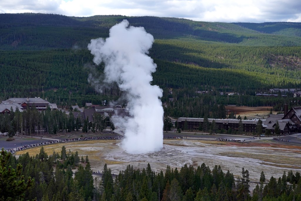 old-faithful-yellowstone-2