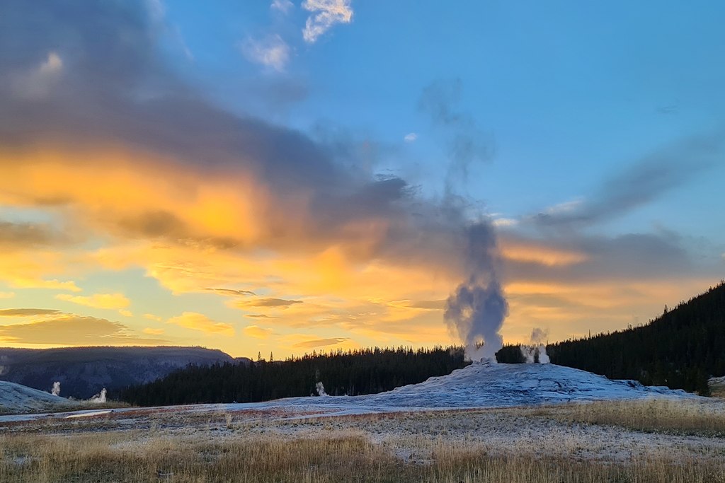 old-faithful-yellowstone