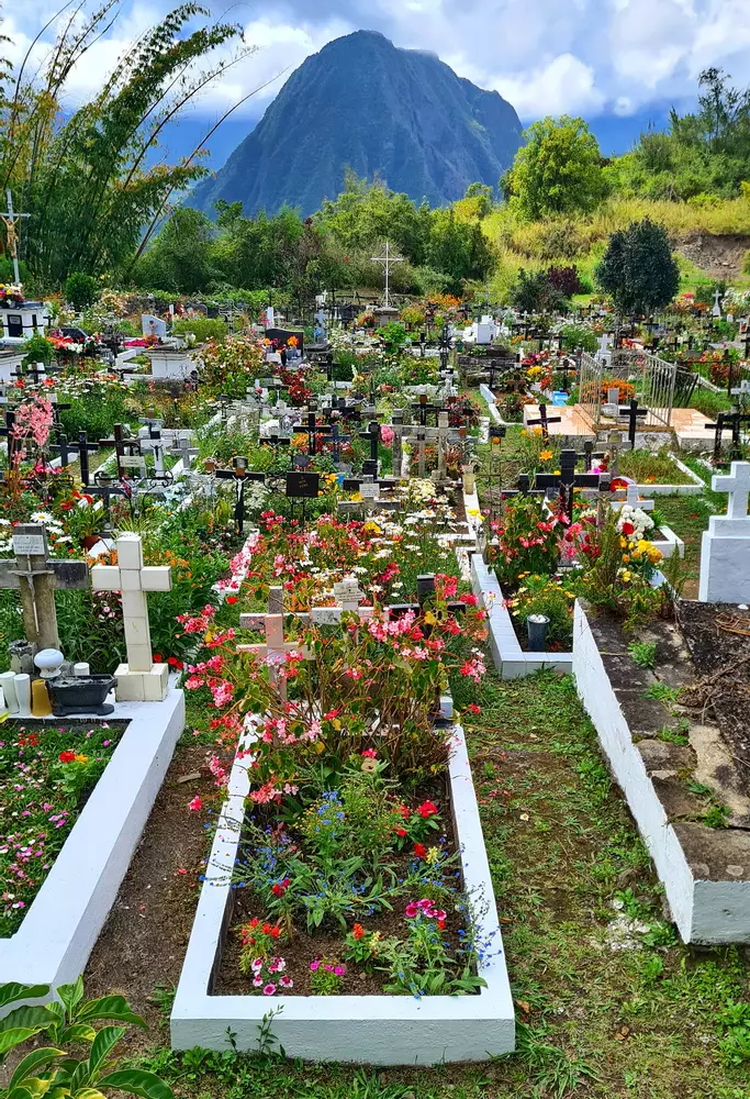 la-reunion-salazie-hellbourg-cementerio