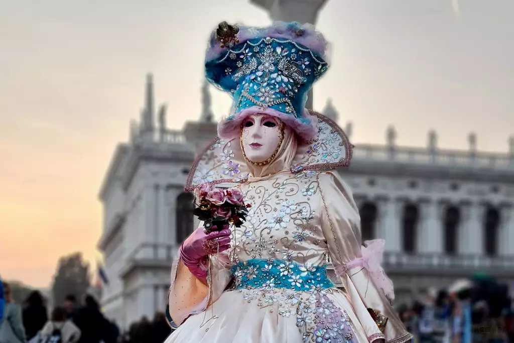 Máscaras, elegancia y destrampe, así es el Carnaval de Venecia