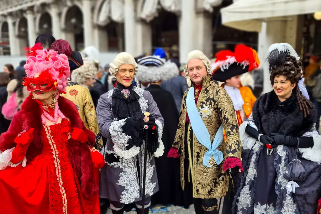 Máscaras, elegancia y destrampe, así es el Carnaval de Venecia