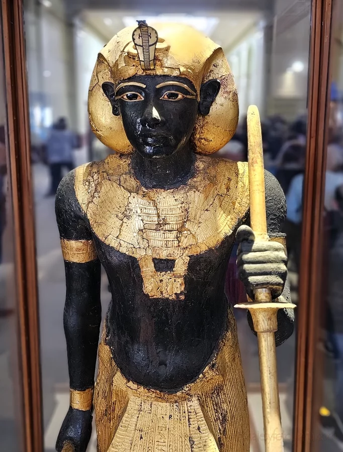 escultura-tutankamon-museo-egipcio