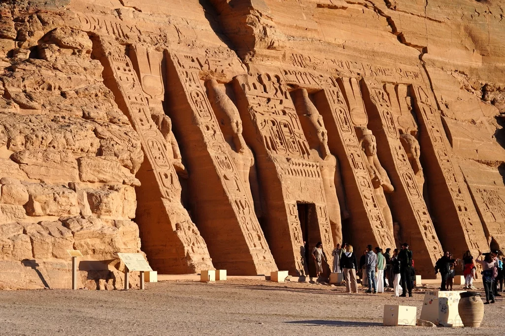 nefertari-abu-simbel