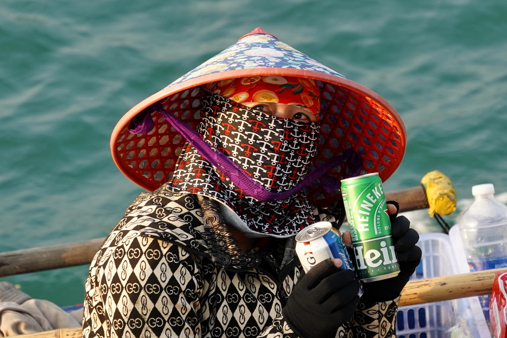 bahia-de-halong-vendiendo-cervezas