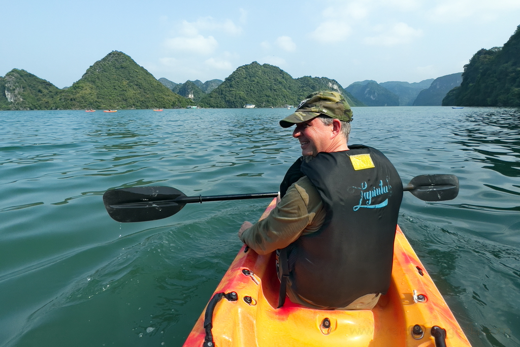 bahia-de-halong-kayak