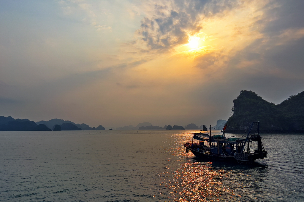 bahia-de-halong-sunrise