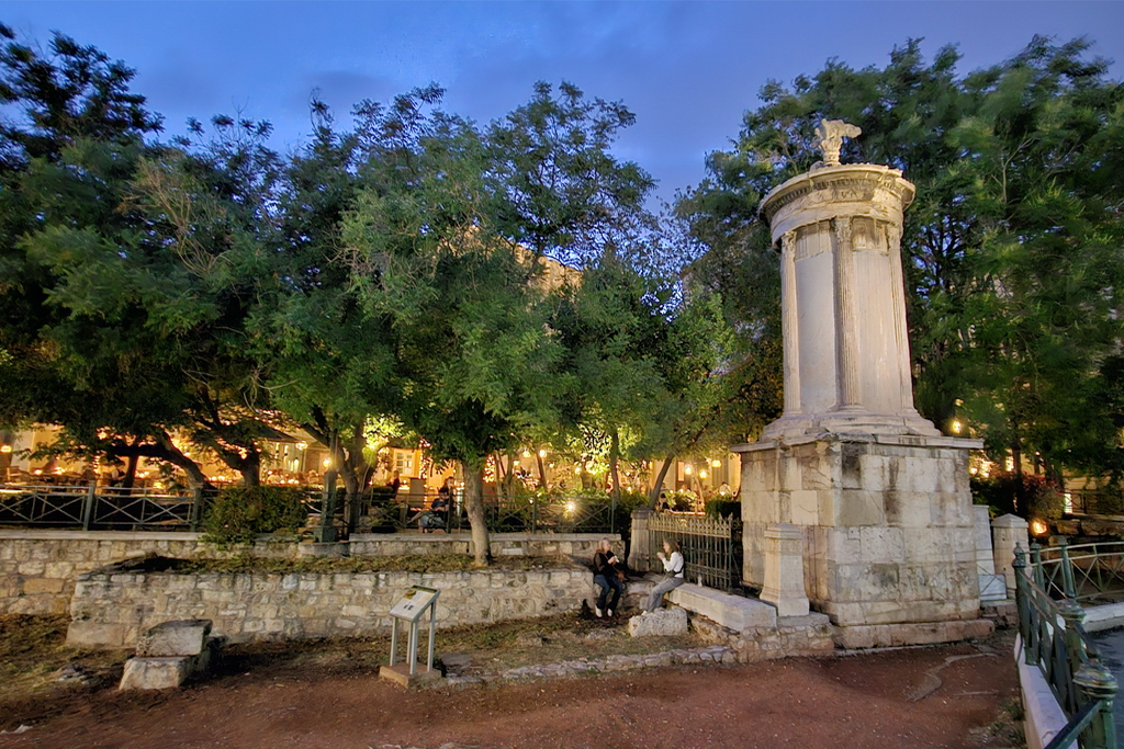 atenas-barrio-plaka-anochecer