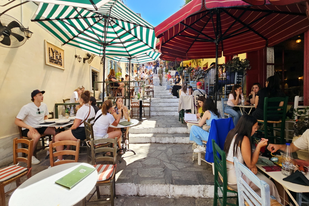 atenas-barrio-plaka-escalinatas