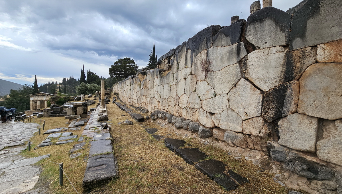 santuario-delfos-grecia-murallas