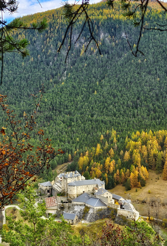 Castillo de Queyras en otoño